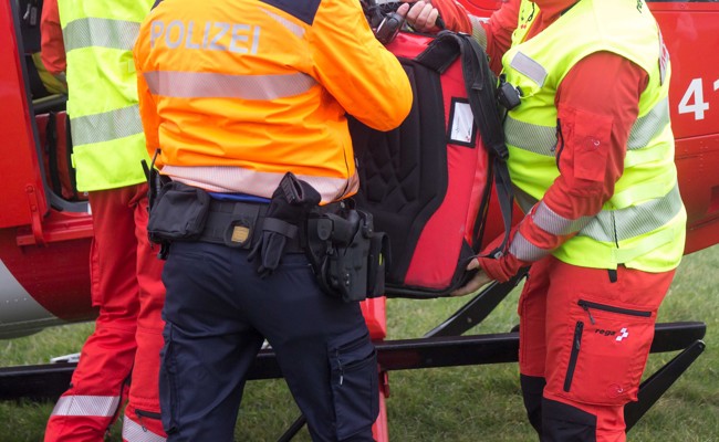 43-Jähriger zwischen Lieferwagen und Anhänger eingeklemmt – Rega kommt zum Einsatz