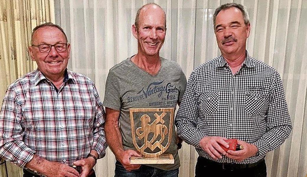 Am Schluss durfte Daniel Loher den Siegerpokal entgegennehmen. 