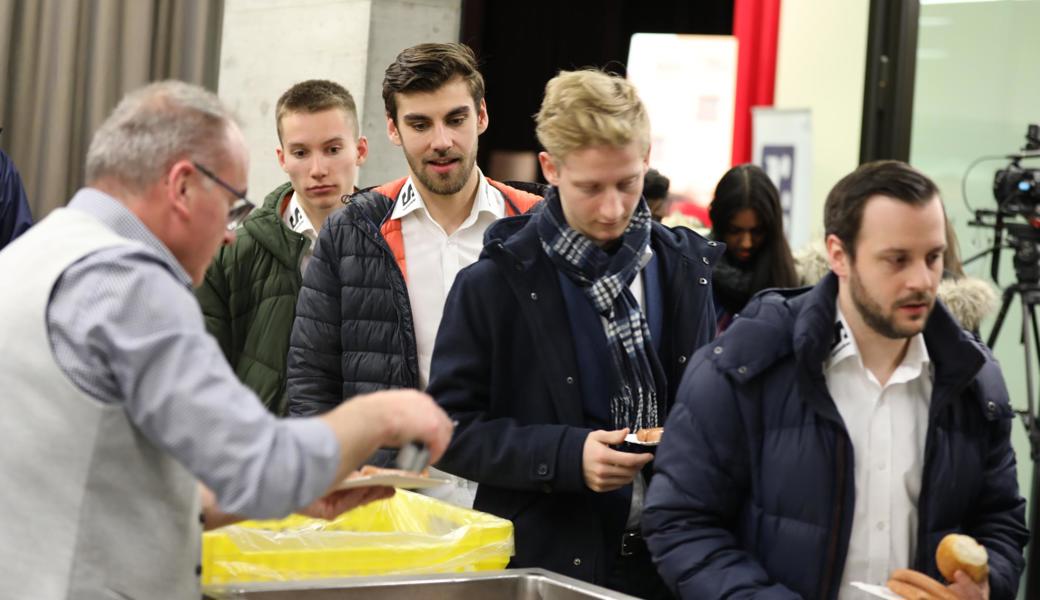 Nach über zwei Stunden im Saal war der Hunger gross.