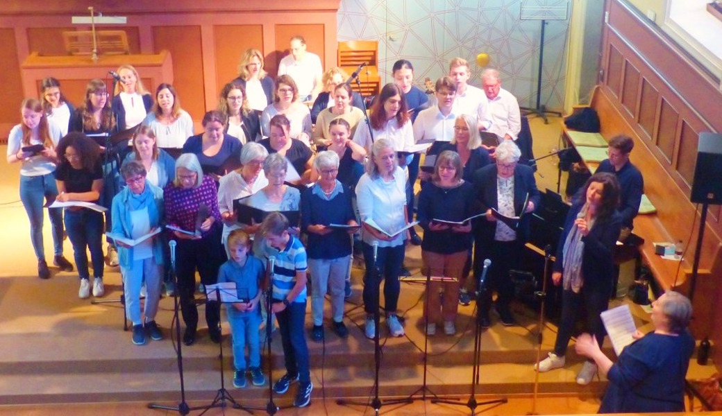 Alle Musikerinnen und Musiker singen zusammen «Thank You For The Music» von ABBA.