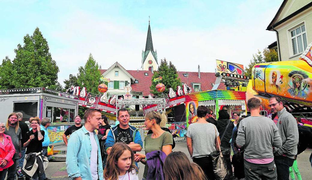 Vor den Augen der Eltern hoben die Kinder mit den Bahnen vor dem Schulhausplatz ab.