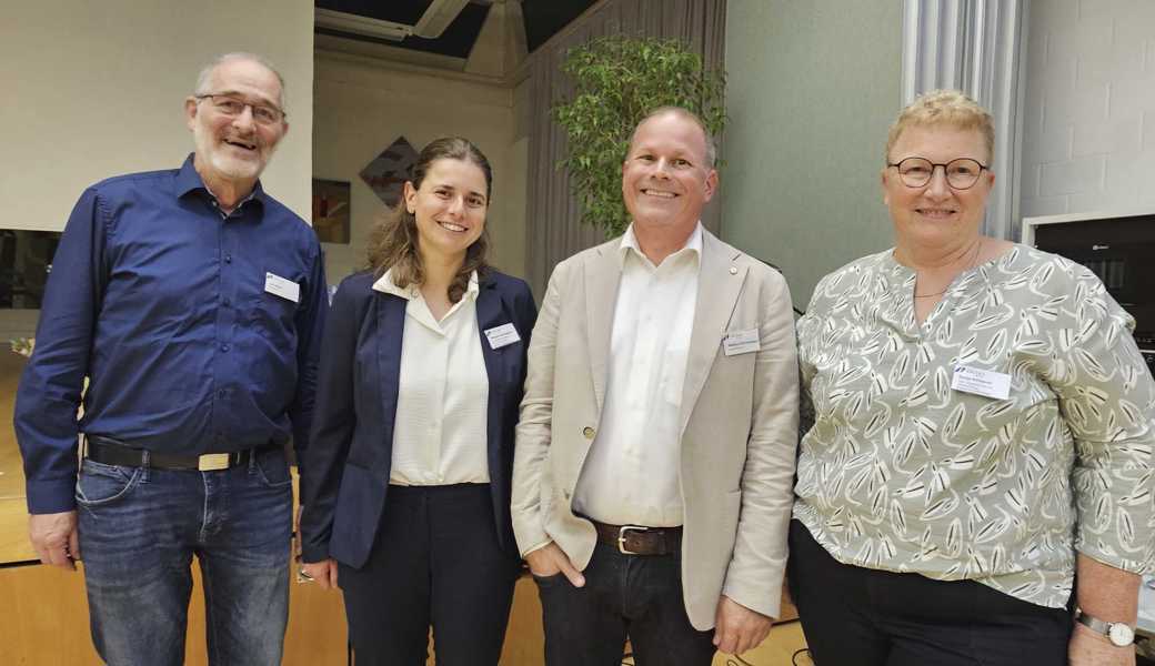 Urs Noser (v. l.), Präsident des Vereins Spitex RhyCare, wurde die 15-jährige Arbeit im Vorstand verdankt. Die Leitung nach der Neuorganisation der Führungsstrukturen: Rafaela Sennhauser, Gruppenleiterin Nord, Markus Dürrenberger, Geschäftsführer, Sonja Kölbener, Leiterin Einsatzplanung. Es fehlt krankheitsbedingt Susanna Cataldi, Gruppenleiterin Süd.