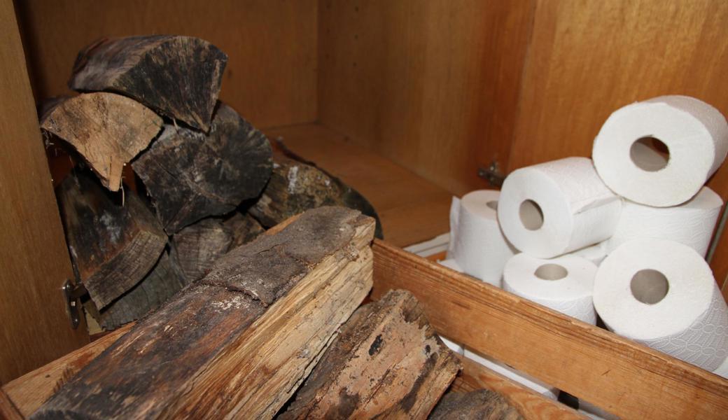 Holz ist das neue WC-Papier: Als die Pandemie begann, wurde WC-Papier gehortet, mit der angekündigten Energiekrise setzt ein Run auf Holz ein – die WC-Papier-Vorräte müssen jetzt sozusagen dem Holz Platz machen. 