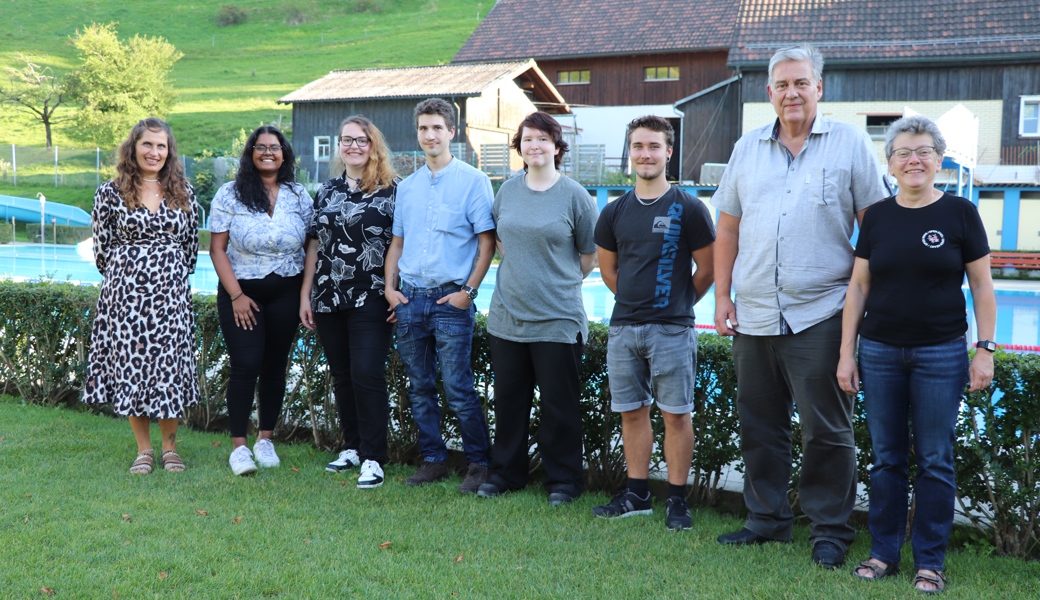 v. l.: Rahel Weder (Jugendkommission), Ilakkia Singarajah, Emanuelle Neuhauser, Domenik Baumgartner, Leonie Neuhauser, Roman Jakob, Markus Pfister (Gemeinderat), Karin Steingruber (Gemeinderätin).