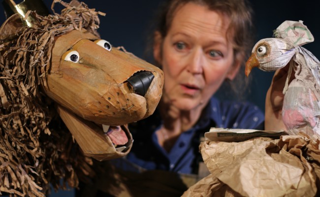Fantasievolles Puppentheater mit Karton, Musik und tierischen Überraschungen