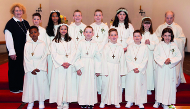 Erstkommunionkinder versammelten sich am Tisch des Herrn