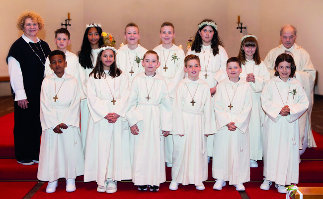 Erstkommunionkinder versammelten sich am Tisch des Herrn