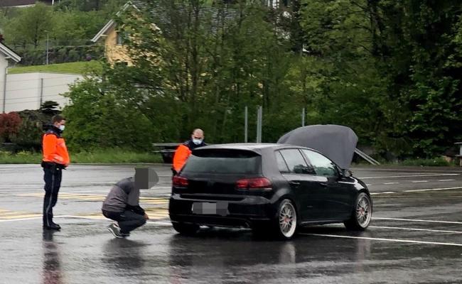 Polizei zieht am Stoss bei Grosskontrolle aufgemotzte Autos aus dem Verkehr
