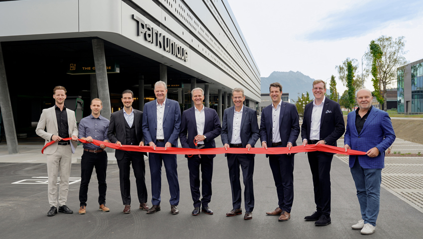 Die Architekten Marco Cristuzzi (von links) und Martin Banzer, die Mitglieder der NeoVac-Besitzerfamilien Chris, Rudolf und Patrik Lanter, Roman, Marc und Ralph Stadler sowie Parkverwalter Remo Friberg.