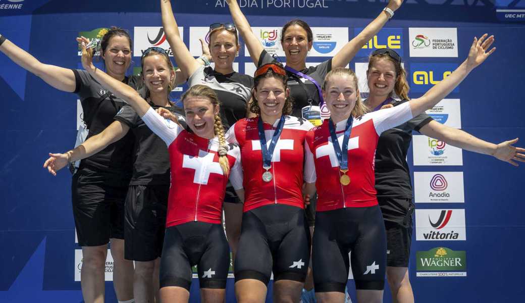 Drei Schweizer U23-Fahrerinnen fuhren in allen Rennen der EM in die Top 5 (im Schweizer Trikot von links): Ginia Caluori, Ronja Blöchlinger und Noëlle Buri. 