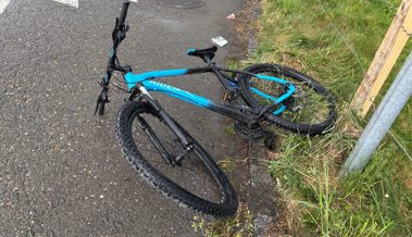 33- jähriger Velofahrer muss nach Kollision mit Auto ins Spital gebracht werden