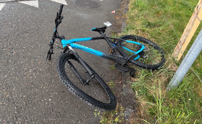 33- jähriger Velofahrer muss nach Kollision mit Auto ins Spital gebracht werden