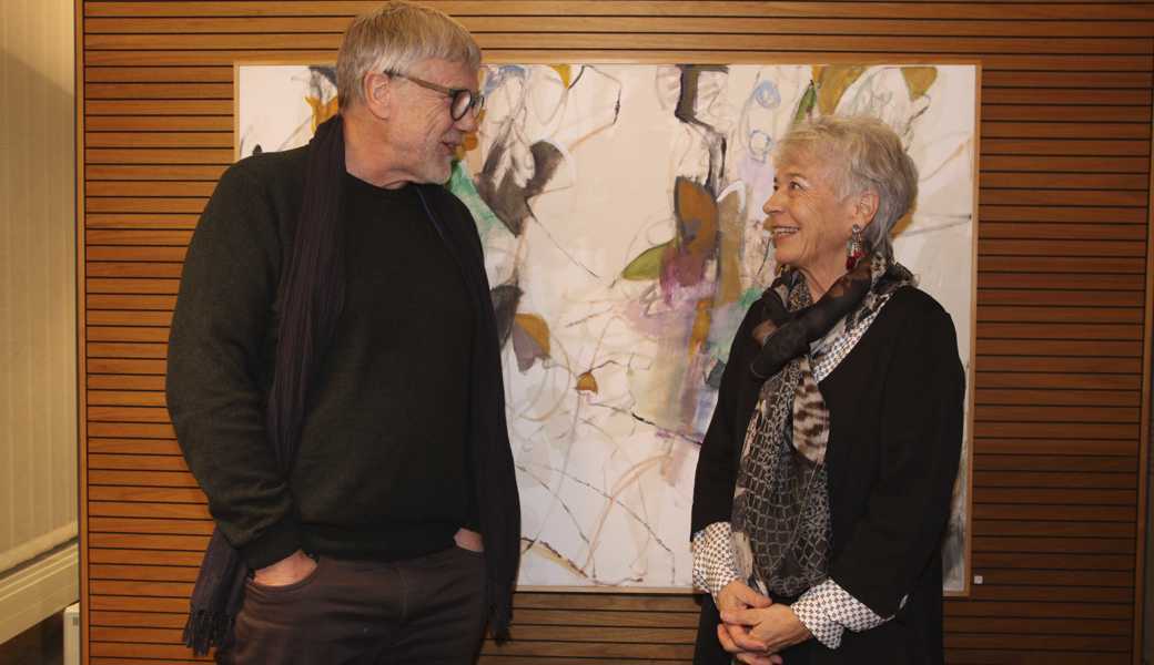 Laudator Thomas Jutz zeigt Erna Lang seinen persönlichen Favoriten. In dieser Arbeit habe sich Erna Lang ganz von den Formen befreit und farbliche neue Räumen eröffnet. Laudator Thomas Jutz zeigt Erna Lang seinen persönlichen Favoriten. In dieser Arbeit habe sich Erna Lang ganz von den Formen befreit und farbliche neue Räumen eröffnet.