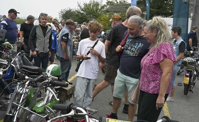Zweitakter, Schwingen und Volksmusik – ein Event voller Leidenschaft auf dem Ribelhof