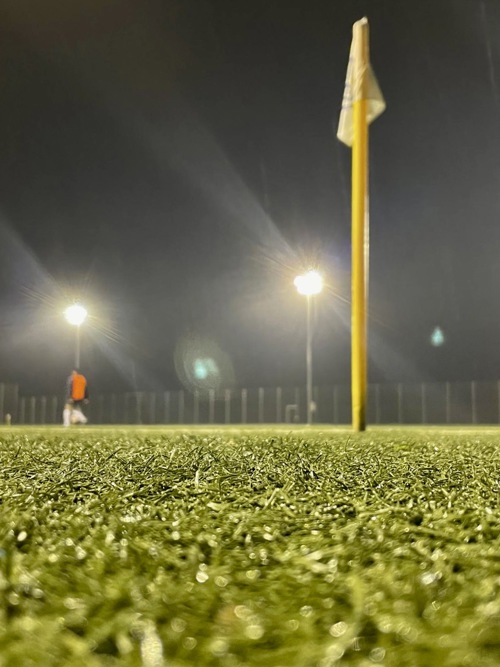 Das Wetter war nicht allzu einladend, aber die Zuschauerinnen und Zuschauer sahen am Donnerstagabend fünf Tore. Das Wetter war nicht allzu einladend, aber die Zuschauerinnen und Zuschauer sahen am Donnerstagabend fünf Tore.