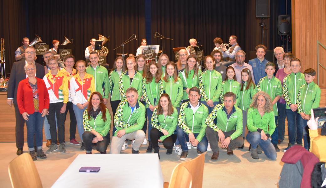 Die ganze Schar der in Heerbrugg Geehrten – im Hintergrund die Band Brüggler Brass.