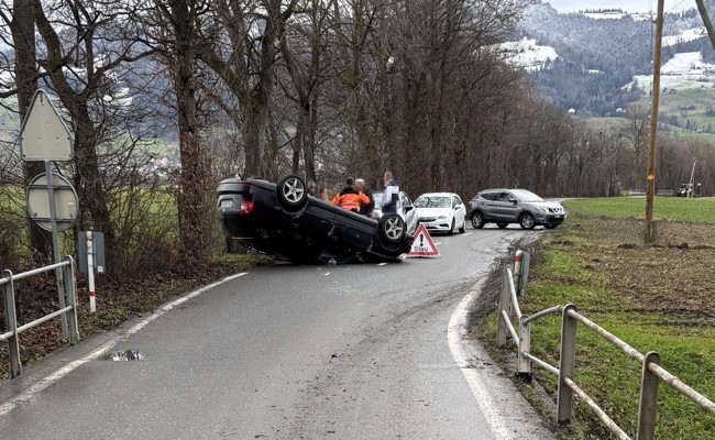 Frau krachte mit ihrem Auto gegen Brückengeländer, der Wagen überschlug sich