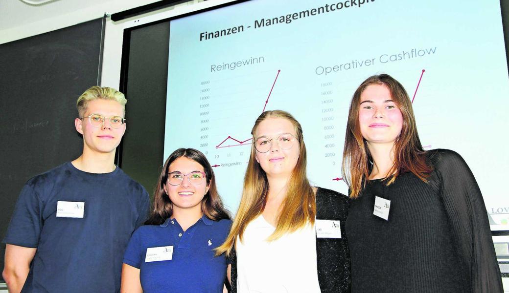 Die Gewinnkurven zeigen steil nach oben. Das erfolgreiche Management von Alovi fuhr im Wirtschaftsspiel die höchsten Gewinne ein: (v. l.) Richard Tammer, Seyla Sivrided, Leonie Stieger und Patricia Schmid.  