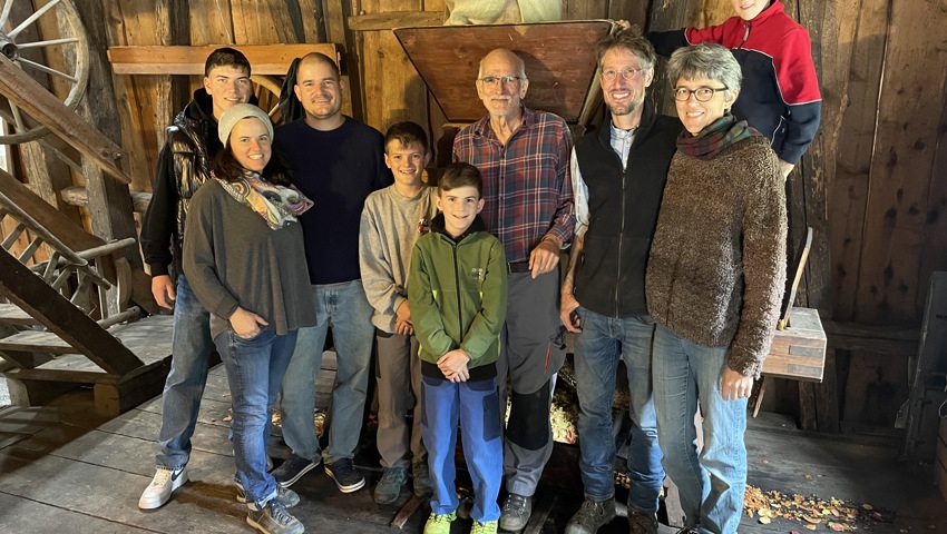 Beim «Moschten» im Torkel haben alle tatkräftig mitgeholfen (von links): Nik, Eveline, Chläus, Jan, Len und Jack Egli sowie Simon, Mirjam und Christoph Zünd vom Rosahof in Balgach. Beim «Moschten» im Torkel haben alle tatkräftig mitgeholfen (von links): Nik, Eveline, Chläus, Jan, Len und Jack Egli sowie Simon, Mirjam und Christoph Zünd vom Rosahof in Balgach.