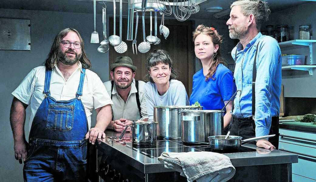 Ivanassèn Berov mit seinen neuen Arbeitskollegen vom «Alpenhof» in Oberegg.