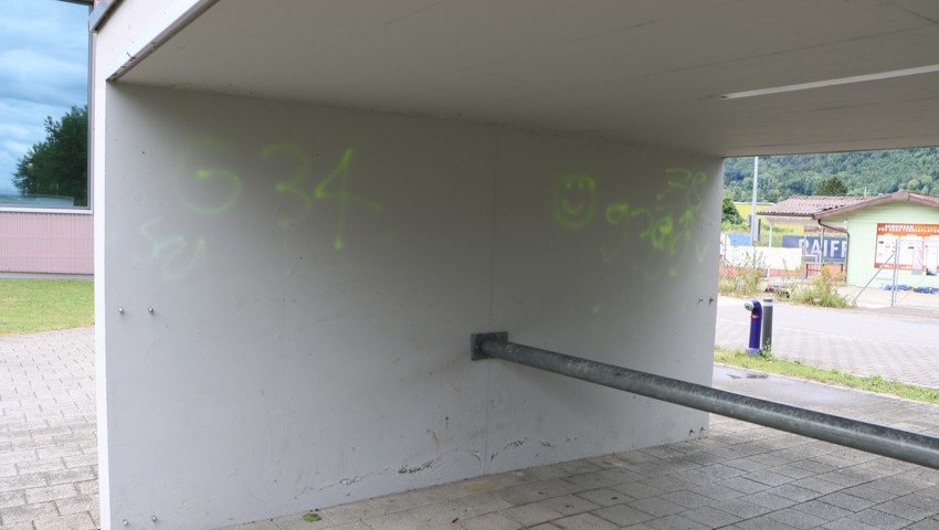 Bei der Sportanlage Riet sind an unterschiedlichen Stellen gleich mehrere Graffitis vorzufinden. 