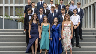 Klasse 4Pa  Hinten, v.l.: Damian Lüchinger, Hendrik Marchlewitz, Adrian Omlin, Gabriel Holenstein, Dominic Müller (Klassenlehrer). Zweithintere Reihe, v.l.: Erik Eichmüller, Alessandro Alberti, Fabio Heule, Mauro Spirig, Miro Baumgartner. Zweitvordere Reihe, v.l.: Robin Hamo, Colin Roten, Noah Baumann, Marvin Breu, Kai Loher. Vorne, v.l.: Jasmin Schlegel, Sina Lüchinger, Hafiza Ibushoska, Martina Ritzi.