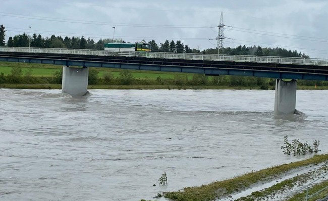 Das Wasser geht zwar langsam zurück, doch die Pegelstände der Fliessgewässer bleiben hoch