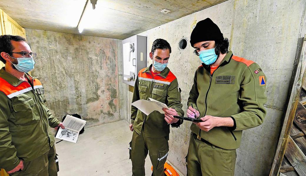 Eskaliert der Krieg in der Ukraine zu einem Atomkrieg, werden möglicherweise auch wir uns für eine gewisse Zeit in Schutzräume zurückziehen  müssen:  Schutzraumkontrolle in einem Mehrfamilienhaus in Montlingen im April 2021.