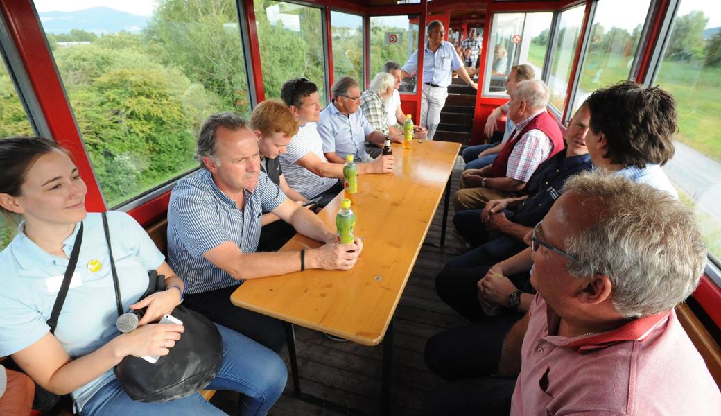 Die Teilnehmer an der Rhesi-Sprechstunde letzten Dienstag bei Zech Kies in Hard bekamen Gelegenheit, mit dem Rhybähnli zur Rheinvorstreckung hinaus zu fahren und sich dort die Kiesentnahmestelle anzuschauen...
