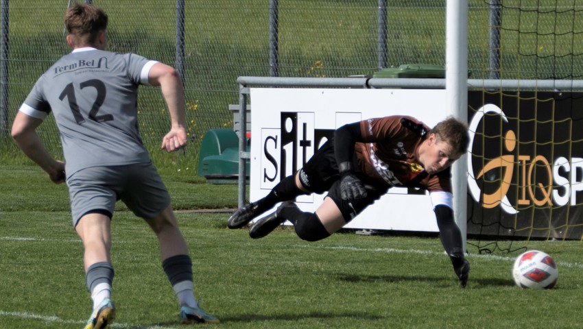 Im Spiel gegen Ems hat Mirel Eugster viel Arbeit. Er kassiert vier Tore, zeigt aber doch ein gutes Spiel. Im Spiel gegen Ems hat Mirel Eugster viel Arbeit. Er kassiert vier Tore, zeigt aber doch ein gutes Spiel.