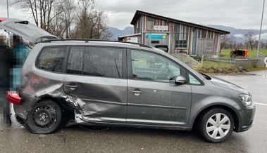 Autofahrer bei heftigem Zusammenstoss verletzt