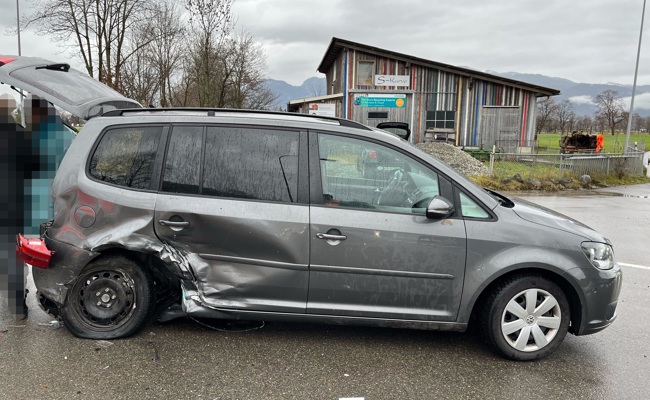 Autofahrer bei heftigem Zusammenstoss verletzt