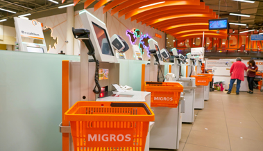 Was für Selfscanner spricht und warum manche trotzdem lieber die bediente Kasse wählen