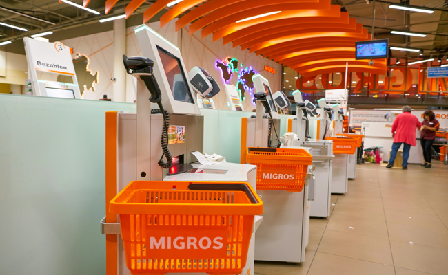 Was für Selfscanner spricht und warum manche trotzdem lieber die bediente Kasse wählen