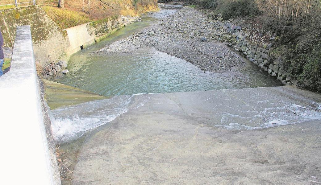 Im Normalfall fliesst reichlich Wasser über das Wehr in Goldach. 