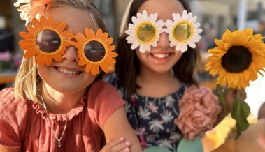 Blumenkinder bringen am Staablueme-Umzug den Hochsommer ins Städtli
