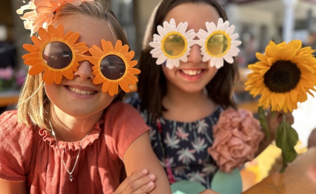 Blumenkinder bringen am Staablueme-Umzug den Hochsommer ins Städtli