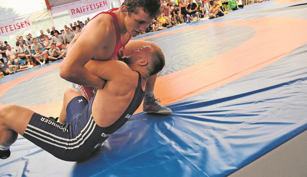 Damian Dietsche (unten) von der RS Kriessern zog im letzten Gruppenkampf gegen Simon Ollinger vom SV Untergriesbach den Kürzeren. 