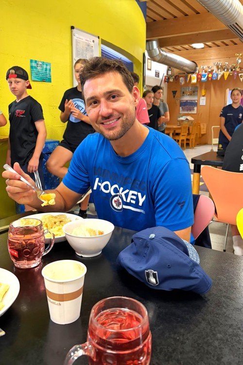 Keine Starallüren: NHL-Spieler Nino Niederreiter beim Mittagessen in Scuol.