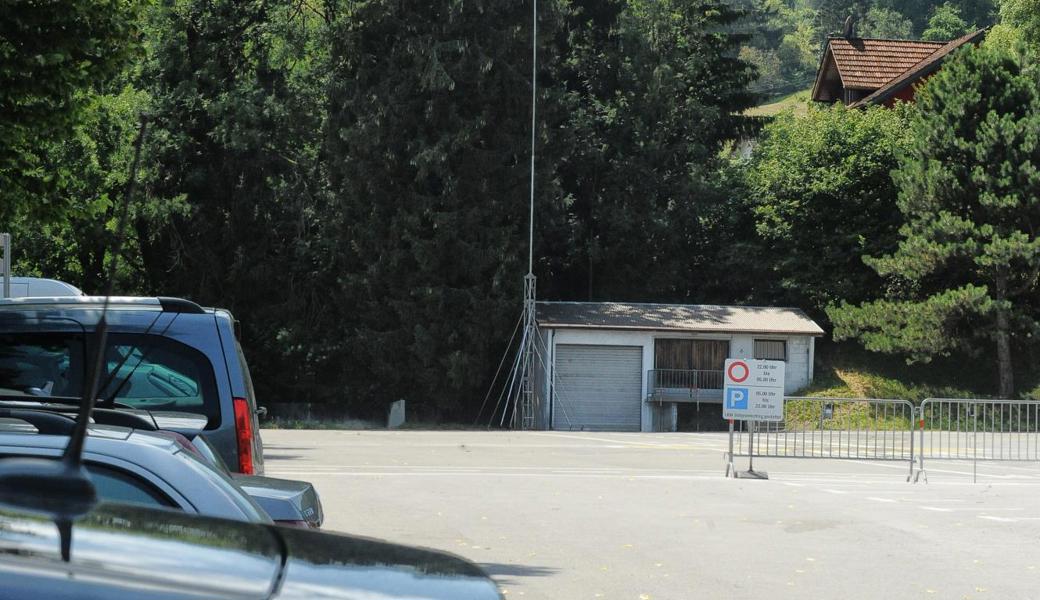 Die Swisscom hat den Standort für den auf dem Stossplatz vorgesehenen Antennenmast um ein paar Meter verschoben. Das ursprüngliche Projekt sah ihn etwas links vom Auto auf dem Bild vor.