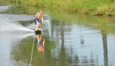 Mit Seilwinde und Board auf dem Binnenkanal surfen