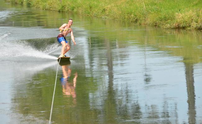 Mit Seilwinde und Board auf dem Binnenkanal surfen