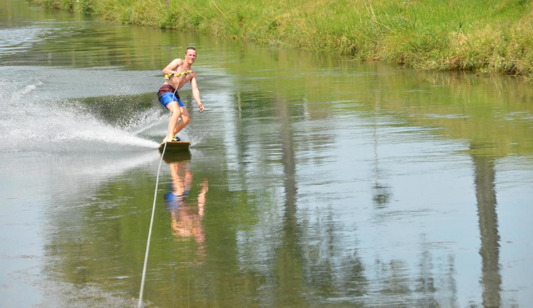 Elegant gleitet Noah Codoni über die Wasseroberfläche des Rheintaler Binnenkanals. Elegant gleitet Noah Codoni über die Wasseroberfläche des Rheintaler Binnenkanals.