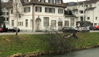 Sturm entwurzelt Baum