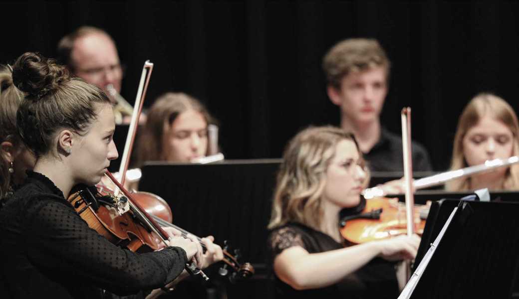 Das Jugendsinfonieorchester zeigt sich im ersten Konzertteil mit Operetten und Schunkelwalzern in Neujahrsstimmung. Bild: pd