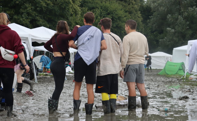 Szene Openair: Festivalpublikum trotzt Regen und Schlamm