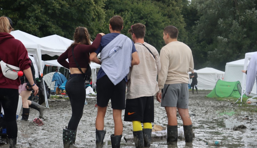 Szene Openair: Festivalpublikum trotzt Regen und Schlamm