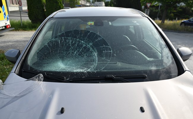16-jähriger Rollerfahrer prallt gegen Windschutzscheibe