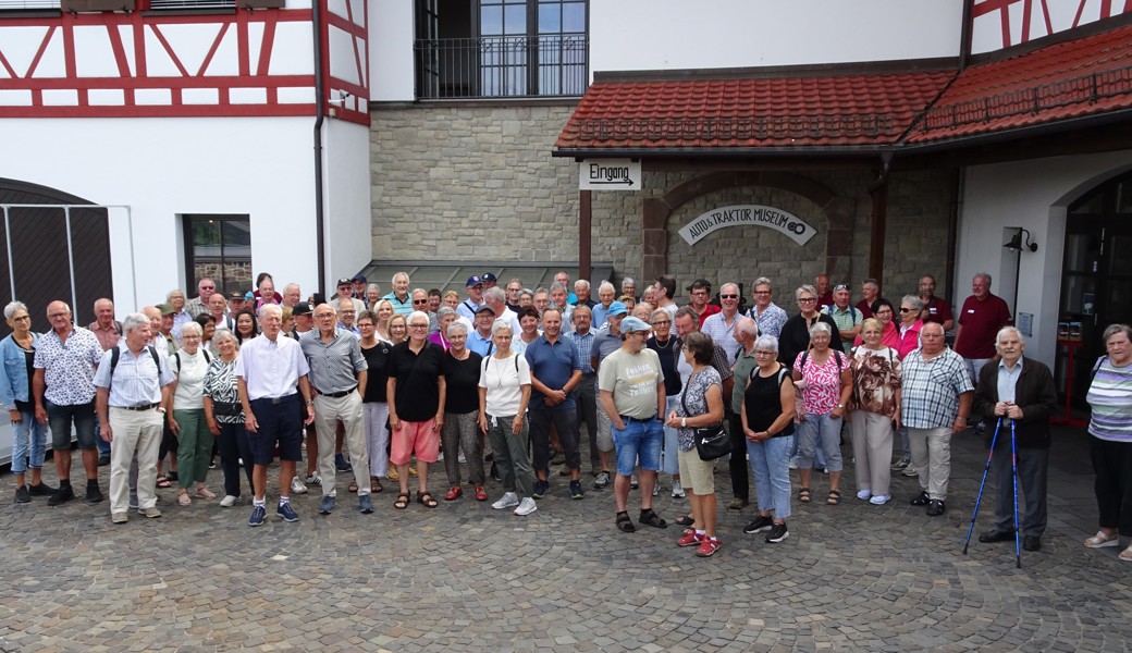 Die Jansen Rentner vor dem Traktormuseum