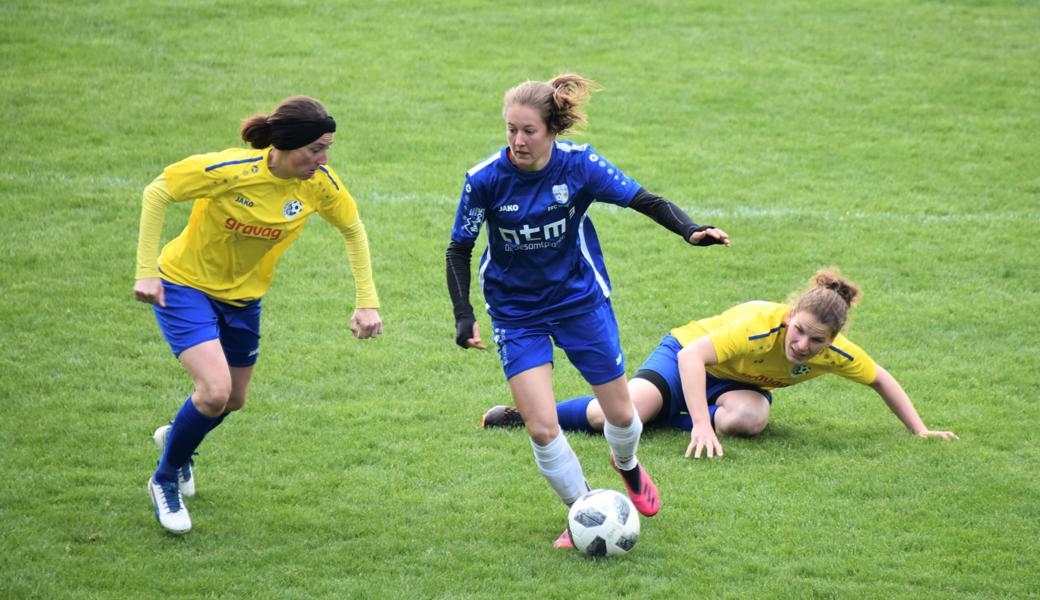 Nachdem sich Widnaus Nadja Berweger (am Ball) gegen Elvira Rusch (rechts) durchgesetzt hatte, nahm sie es auch mit der Au-Berneckerin Manuela Frei auf.